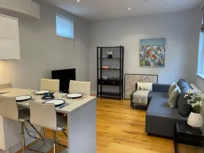Gorgeous 2 Bed Town Central Home + Free Parking! - Image 4