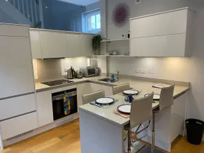 Gorgeous 2 Bed Town Central Home + Free Parking! - Image 3