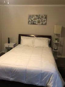 Cozy 2 bedroom with large family room. - Image 3