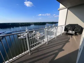 Stunning Wharf 2/2! 1 king,2 queens, & sofa bed! - Image 3