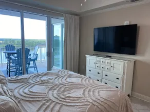Stunning Wharf 2/2! 1 king,2 queens, & sofa bed! - Image 5