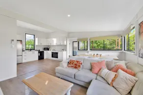 Large 4 Bedrooms Family Home - Image 2