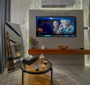 Executive Studio, 65” Smart, Prime Location - Image 3