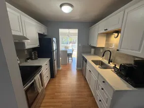 Cozy Modern Townhouse in Marlton - Image 4