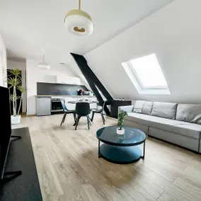Bright Renovated Two-Bedroom, Fiber, Quiet and Downtown - Image 3