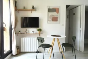 Cozy apartment with private parking - Image 2