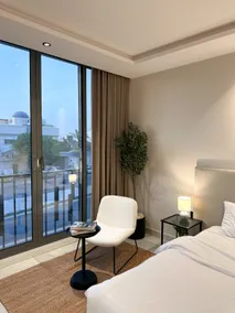Luxury apartment with modern and sophisticated design - Image 5
