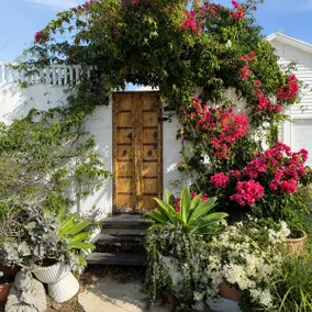Chic Studio with Courtyard Garden - Image 3