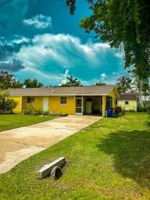 The Little Yellow Retreat with boat parking - Image 2