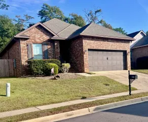Stylish 3 BR near USA Campus-Fenced Yard +Garage. - Image 2