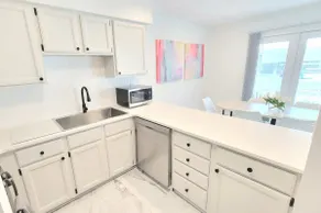 Bright 2BR/2BA, 8 min Walk to ND, 2 Parking Spots - Image 3