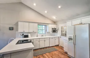 Cozy Lake Hartwell Waterfront Getaway - Image 5