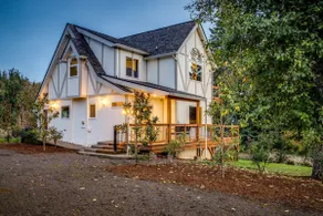 Modern TUDOR -HOT TUB- 20 Acre Very Close to Falls - Image 3
