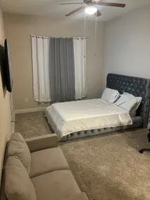 Modern 2BR Near Energy Corridor King Bed Sleeps 4 - Image 3
