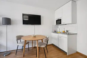 Executive Studio - Crown 12 - Image 2