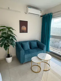 Comfort Haven: 4-Poster Bed, Fast WiFi, Work Desk - Image 2