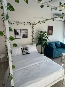 Comfort Haven: 4-Poster Bed, Fast WiFi, Work Desk - Image 5