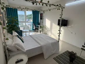 Comfort Haven: 4-Poster Bed, Fast WiFi, Work Desk - Image 4
