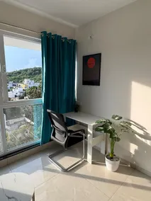 Comfort Haven: 4-Poster Bed, Fast WiFi, Work Desk - Image 3
