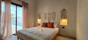 Typical high standing villa with pool - Image 5
