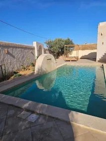 Typical high standing villa with pool - Image 3