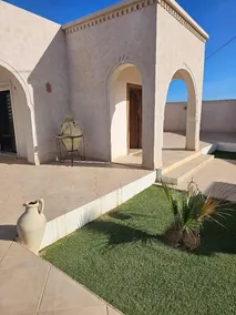 Typical high standing villa with pool - Image 4