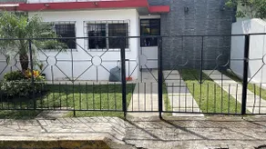 With its own garage, a 10-minute walk to Plaza Cristal - Image 4