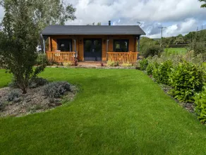 The Malvern Hills, Courtyard Cabins,Tom Cabin - Image 2