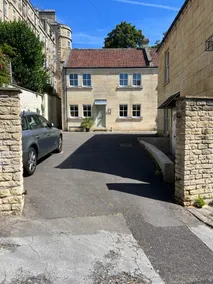 Luxury mews house with balcony & parking in the centre of Bath - Image 2