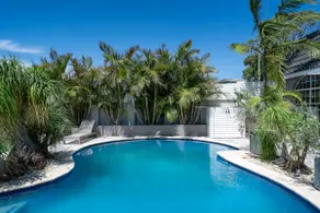 Victoria - Luxury Family Home With Pool Near Beach - Image 2