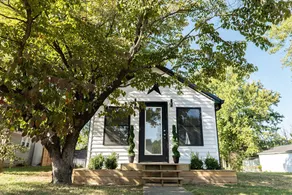 Cozy, Quaint, & Newly Renovated! - Image 2