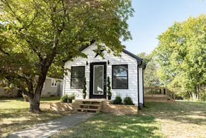 Cozy, Quaint, & Newly Renovated! - Image 3