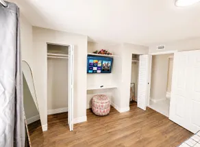 King Bed and Sofa Bed Apartment - Image 5