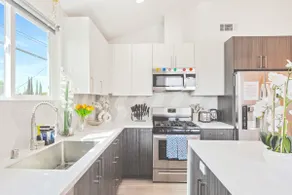 C. Vibrant 3BR NoHo Designer Home by Universal - Image 4