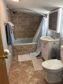 Spacious Private 1br apt King Bed Jacuzzi ROKU TVs - Image 5