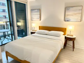 University Avenue: 2bed+2bath & free parking - Image 5