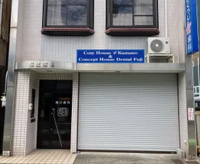 1 room for 5 people (3 single beds + 1 double bed) at Wonder House, a real dental clinic facility. - Image 2