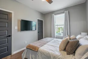 Stylish Townhome 2 Blocks from Hospitals - Image 4