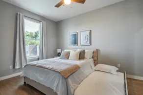 Stylish Townhome 2 Blocks from Hospitals - Image 5