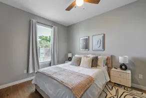 Stylish Townhome 2 Blocks from Hospitals - Image 3