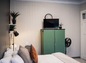 Modern Cozy Bachelors Pad in the Heart of the City - Image 5