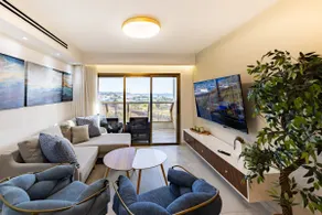 Sea Suite – Seafront Apt with Private Jacuzzi - Image 2
