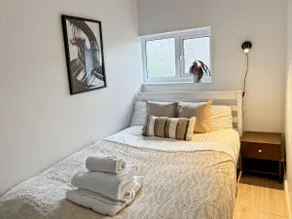 Cozy Hideaway With Hot Tub Sauna Sleeps 7 - Image 3
