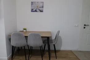 Cozy Stay with Free Parking and Mountain View - Image 4