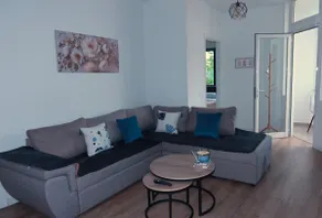 Cozy Stay with Free Parking and Mountain View - Image 3