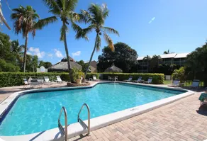 NEW! CASA PALMA OCEANSIDE -GOLF CART, 2 KING SUITES, POOL, BEACH, PICKLE, KAYAKS - Image 2