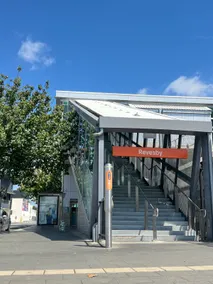 Lovely, convenient, train direct to airport & city - Image 5