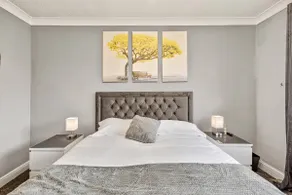 • Modern Terraced House Near the City • - Image 3