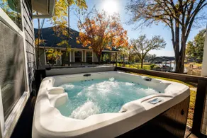 Experience Relaxation: Kayaks, Hot Tub, Lake View - Image 2