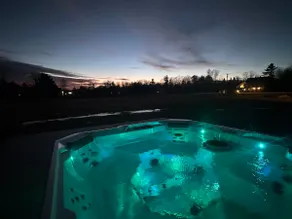 Cozy Winter Suite & Hot Tub - Image 5